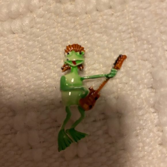 ⚫️ Frog playing guitar pin - Picture 4 of 4